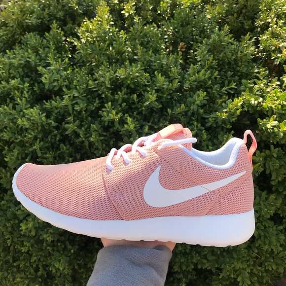 Nike Shoes - Nike Roshe One